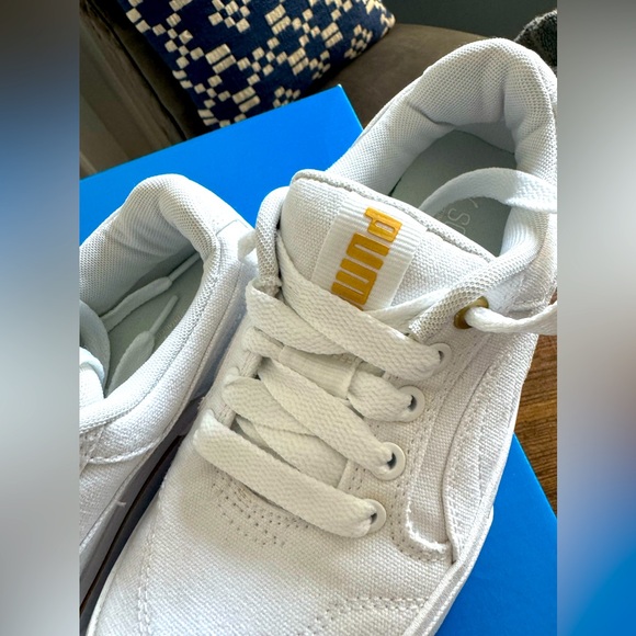 Puma white sneakers size 7.5 (runs small) - Picture 3 of 6